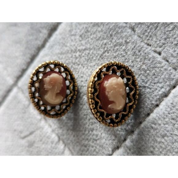 Vintage Mid-Century Yellow Gold Tone Cameo Clip On Earrings Euc - Picture 3 of 9